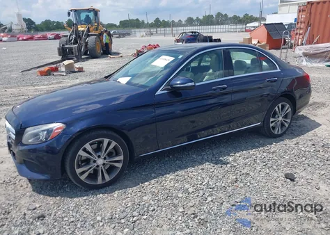 2015 Mercedes-Benz C 300 4Matic z USA, uszkodzony, nr VIN 55SWF4KBXFU084948